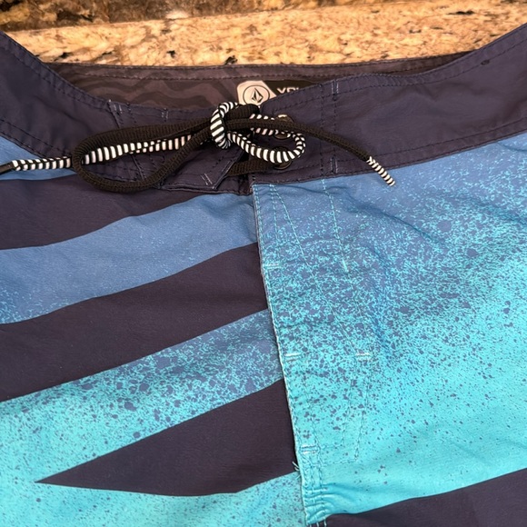 Men’s Volcom board short with tie closure. - Picture 3 of 5